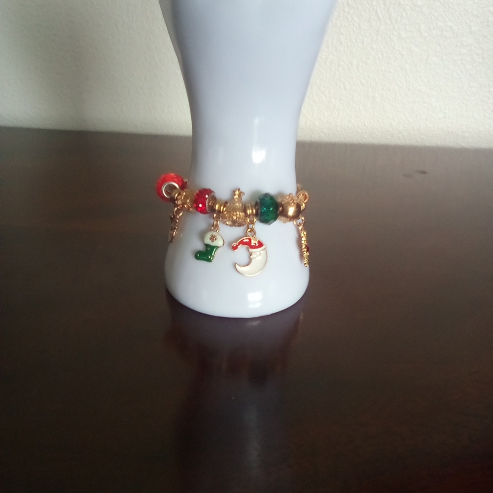 CHRISTMAS GOLD TONE,‎ GREEN AND RED CHARM BRACELET